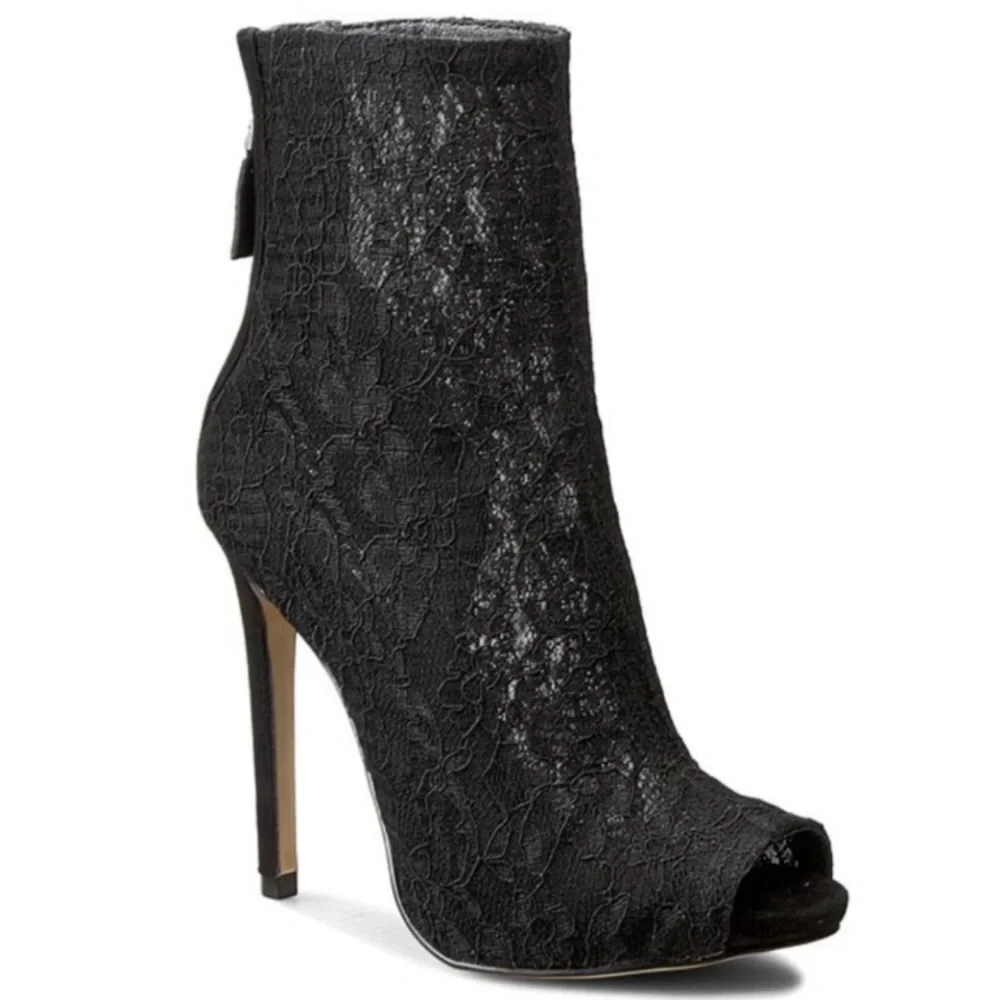 GUESS NWT BLACK LACE ARAYA PEEP TOE BOOTIES SIZE 9 - Picture 2 of 10